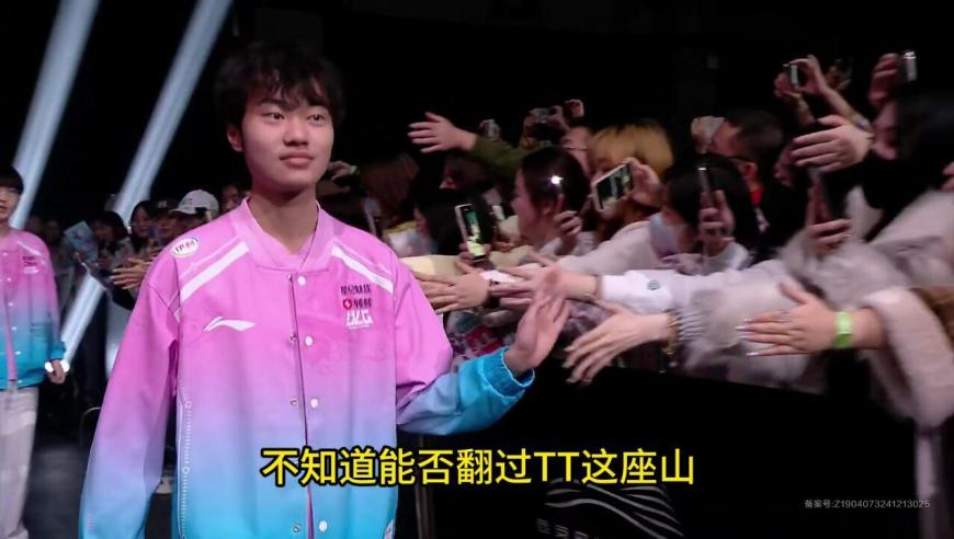饺子导演骑自行车上下班,香港最快最准的资料免费下载,多元化方案执行策略_标配版V10.81